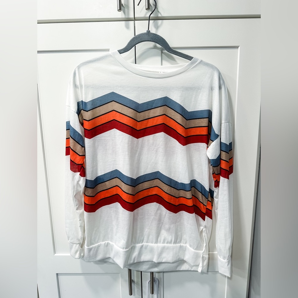 Lightweight Long-sleeve Tee with Zigzag Stripes